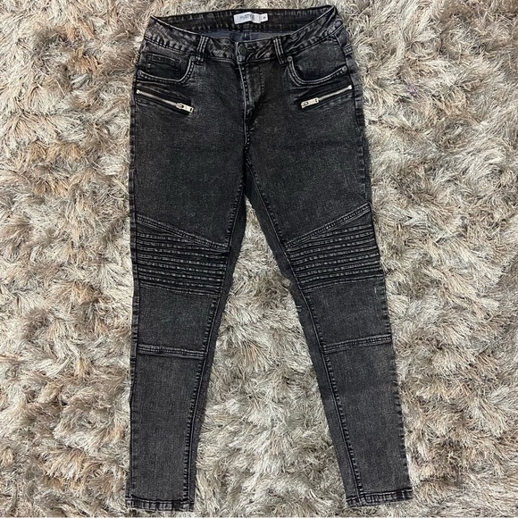 MyStyle women black denim front fly zip, pin tuck detail Jeans. Size 6. Used. - Picture 12 of 12